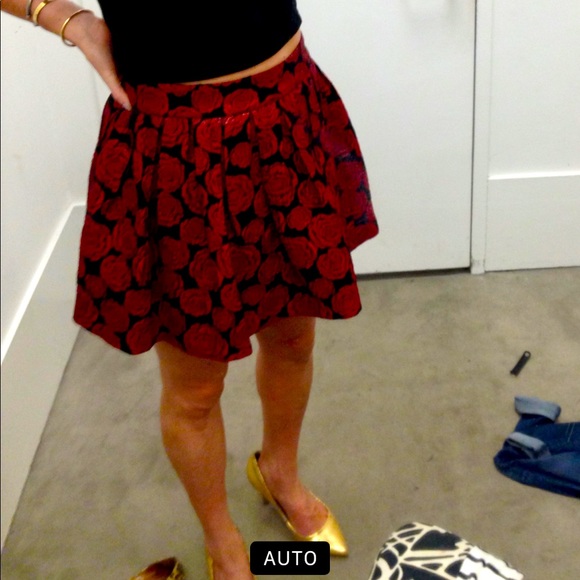ALICE & OLIVIA RED/BLACK ROSES JACQUARD SKIRT - Picture 5 of 7